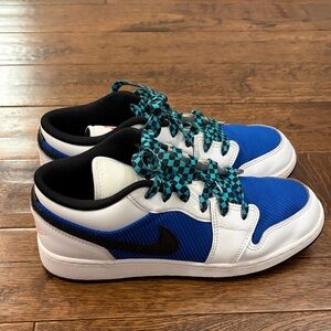 Nike Air Jordan 1 Low SE sneakers with extra white laces included